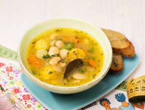 Bohnensuppe mit Quargel und Vollkorngebäck