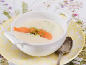 Sauerrahmsuppe mit Porree und Lachs