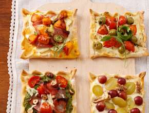 Flammkuchen mit Nüssen und Weintrauben