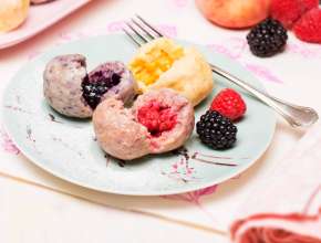 Topfenknödel-Trilogie (Pfirsich-Brombeere-Himbeere)