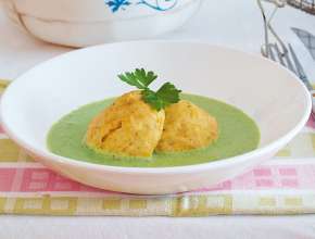 Topfenknödel mit Räucherforelle auf Zuckererbsencreme