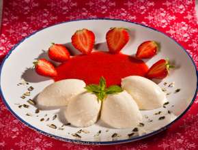 Joghurtnockerln mit Erdbeerpüree