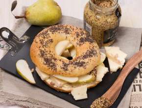 Mohnbagel mit Walnusskäse und Birnen