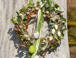 Frühlingshafter Osterkranz mit bunten Eiern 