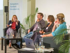 Podiumsdiskussion (v.l.n.r.): Christina Mutenthaler (AMA-Marketing), Roman Vilgut (Kleine Zeitung), Eva Rosenberg (Vier Pfoten) und Moderatorin Ursula Riegler