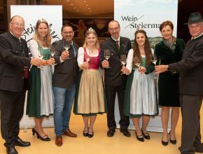 Bundesrat Ernest Schwindsackl, Weinhoheit Katrin Strohmaier, Obmann Wein Steiermark Stefan Potzinger, Weinkönigin Sophie Friedrich, Leiter Werbung, Steiermärkische Sparkasse Michael Gradischnig, Weinhoheit Marlene Prugmaier, Vizepräsidentin der Landwirtschaftskammer Steiermark Maria Pein, GF Wein Steiermark Ing. Werner Luttenberger 