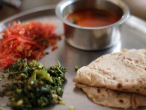 Indische Küche: Fladenbrot und Gewürze