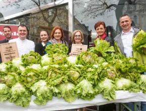 Grazer Krauthäuptel als Regionalitätskaiser. Miele Store Manager Christian Gründl, Sieger Walter Hintner, Aiola im Schloss, Landesrätin Simone Schmiedtbauer, Starköchin Johanna Maier, Vizepräsidentin Maria Pein, Sprecher Grazer Krauthäuptel Markus Hillebrand (v. l. n. r.)