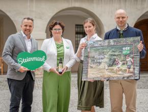 Der neue Auftritt der Oststeiermark, präsentiert von Michael Feiertag (GF STG), Julia Fandler (Ölmühle Fandler), Kathrin Großschedl (Vorsitzende-Stellvertreterin des Oststeiermark Tourismus), Stefan Schindler (GF Oststeiermark Tourismus) (v. l. n. r.) 