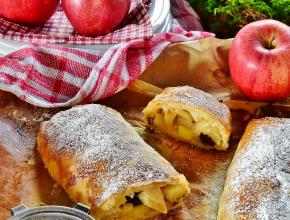 Stück Apfelstrudel mit Zucker bestreut auf einem Teller 