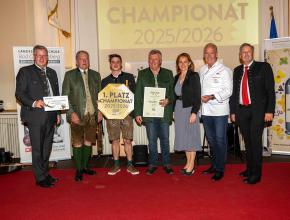 Die Kürbiskernöl-Champions Marcel Taucher (3. v. l.) mit Großvater Anton Raidl (Mitte) und den Gratulanten: Präsident Andreas Steinegger, Obmann Franz Labugger, Landesrätin Simone Schmiedtbauer, Startjuror Martin Sieberer und Geschäftsführer Reinhold Zötsch (v. l. n. r.) | Foto: LK/Stefan Kristoferitsch Kürbiskernöl-Champions 2025/2026 bei der Verleihung der Urkunde beim Kürbiskernöl-Championat 2025-2026