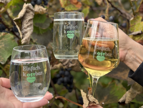 Wein- und Wassergläser mit neuem Logo der Oststeiermark: Einfach kOSTbar