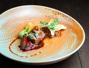 Fleisch und Gemüse mit Sauce auf Teller