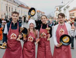 Die Siegerinnen und Sieger des ersten Palatschinkenlaufs (v. l. n. r.): Johannes Kozisek (Weigelsdorf), Heidi Csida (Himberg), Julia Berlach (Wien), Patrick Gottfried (Wien)