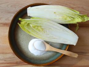 Chicorée auf einem Teller