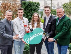 Präsentation der Steiermark-Herzweine (Gruppe von links): Michael Feiertag (GF Steiermark Tourismus), Mathias Weber (Weingut Weber/St. Stefan/Stainz) mit Schilcher-Sieger, Stefanie Leitner (Weingut Leitner/Ilztal) mit Weißburgunder-Sieger, Andreas Lobe für das Landesweingut Silberberg/Leibnitz mit Sauvignon-Blanc-Sieger und Landeshauptmann Mario Kunasek | Foto: Steiermark Tourismus/Erwin Scheriau