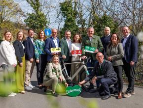 Mit dem Rad durchs Grüne Herz. Stehend von links. Ute Gurdet (GF Hochsteiermark), Isabella Painhapp (GF Erlebnisregion Murtal), Lukas Bencsics (GF Murau), Jaqueline Egger (GF Gesäuse), Mathias Schattleitner (GF Schladming-Dachstein), Michael Feiertag (GF STG), Susanne Haubenhofer (GF Erlebnisregion Graz), Landeshauptmann Mario Kunasek, Stefan Schindler (GF Oststeiermark), Nicole Reiterer (GF Südsteiermark), Markus Leitner (GF Erzberg Leoben). Hockend von links: Pamela Binder (GF Ausseerland Salzkammergut), 