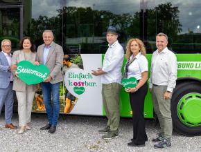 Peter Gspaltl (GF Verkehrsverbund Steiermark), Landesrätin Claudia Holzer, Landeshauptmann Mario Kunasek, Stefan Schindler (GF Tourismusverband Oststeiermark), Eveline Trummler (Postbus Junior-Disponentin), Michael Feiertag (GF Geschäftsführer Steiermark Tourismus) präsentieren die neuen Sujets auf den Regio-Bussen des Verkehrsverbundes Steiermark