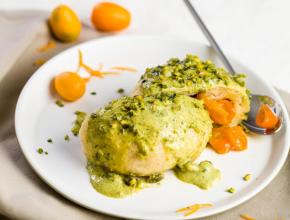 Zwei Germknödel-Hälften mit Pistaziensauce, gefüllt mit Kumquats
