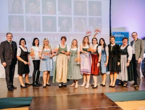 Frauen und Männer in Tracht bei der Preisverleihung der "Hofheldinnen 2026"