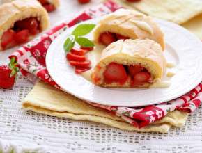 Erdbeerstrudel mit Biskuit auf Vanilleschaum
