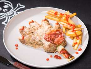 Zombie-Hand aus Faschierten mit blutigen Pommes frites