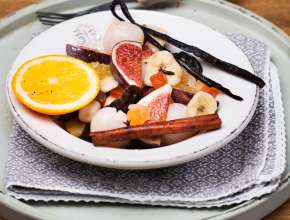 Obstsalat mit Trockenfrüchten