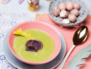 Grüne Selleriesuppe mit violetten Erdäpfelchips