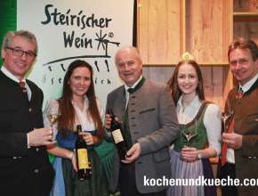 Weinbaudirektor Werner Luttenberger, Marketingleiterin Wein Steiermark Claudia Genner, Landesrat Johann Seitinger, Weinkönigin Johanna II. und LK-Präsident Franz Titschenbacher bei der Verkostung des Jahrgangs 2016. 