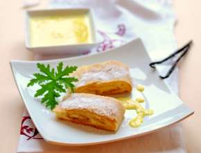 Topfenstrudel mit Vanillesauce