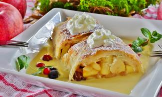 Strudel - hier im Bild: Apfelstrudel Apfelstrudel