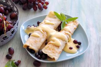 Weintraubenpalatschinken mit Weinchaudeau | Foto: Andrea Junwirth Weintraubenpalatschinken mit Weinchaudeau