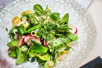 Frühlingssalat mit Radieschen und Knoblauchbaguette