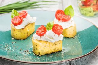 Polentascheiben mit Paradeisern und Ricotta
