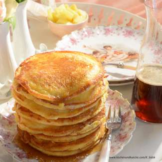 Ananas-Pfannkuchen mit Rosenwassersirup