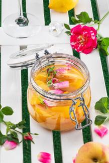 Pfirsichkompott mit Rosenblüten