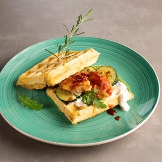 Bierwaffelsandwich mit gebratenem Hühnerbrustfilet