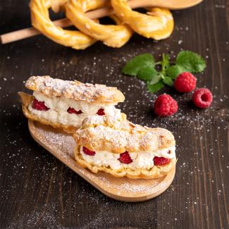 Brandteigstangerln mit Obers-Haselnusskrokrant-Fülle