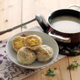 Eierspeisknödel mit Brennsuppe