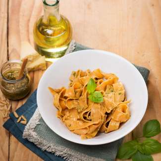 Vollkorn-Paradeiser-Nudeln mit Kräuterpesto