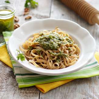 Vollkornnudeln mit Giersch-Pesto