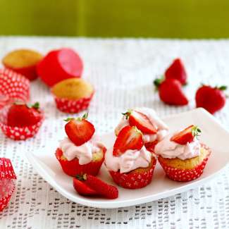 Mini-Muffins mit Erdbeercreme-Haube