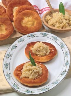 Bauernkrapfen mit Sauerkraut