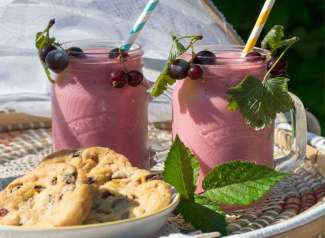 Jostabeeren-Wassermelonenshake mit Karamell-Keksen