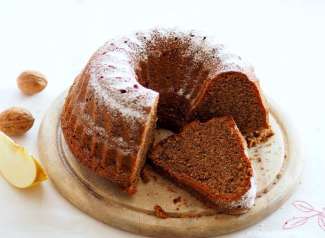 Apfel-Gugelhupf mit Schokolade