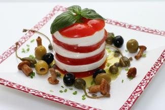 Garnierter Mozzarella–Turm