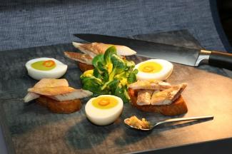 Lauwarmer Räucherfisch auf Knoblauchbrot 