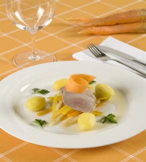 Pochiertes Schweinsfischerl mit Wurzelgemüse