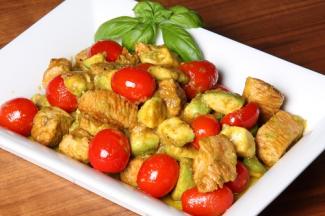 Putenragout mit Avocado und Paradeisern 