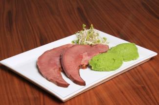 Geselchte Schweinszunge mit Erbsenpüree